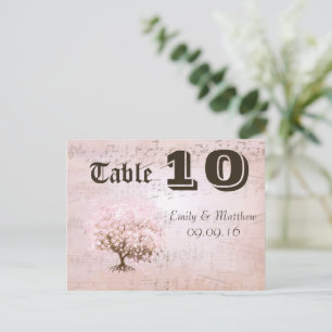 Numéro de table d'arbre à feuilles en forme de cœu
