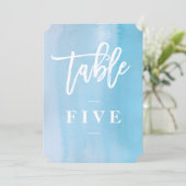 Numéro de table de mariage à l'aquarelle bleue (Debout devant)