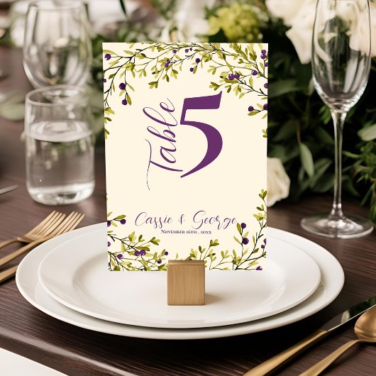 Numéro de table de mariage avec verdure rustique à