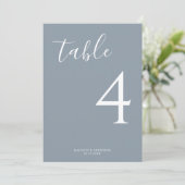 Numéro de table de Mariage de script bleu poussiér (Debout devant)