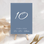 Numéro de table de Mariage de script bleu poussiér<br><div class="desc">Nombre minimal de Mariage de script bleu poussiéreux. Impressionnez vos invités mariages avec ce numéro de table de mariage bleu poussiéreux et branché avec un magnifique script blanc sur un arrière - plan bleu époustouflant. Ce numéro de table mariage a un design bleu ardoise époustouflant, avec des vibes modernes et...</div>