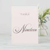 Numéro de table de mariage en calligraphie marron (Debout devant)