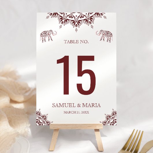 Numéro de table de mariage indien henna bordeaux é