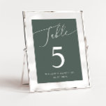 Numéro de table de Mariage minimal vert<br><div class="desc">Numéro de table de mariage minimal et élégant avec texte de script moderne qui dit "Table" en haut sur un arrière - plan vert forêt.</div>