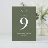 Numéro de table de mariage Monogramme Vert Olive  (Debout devant)