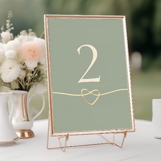 Numéro de table de mariage vert sauge avec cœur