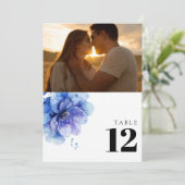 Numéro de table de photo florale bleu poussiéreux  (Debout devant)