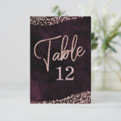 Numéro de table de vin de Marsala et or rose (Debout devant)