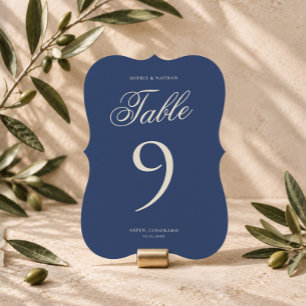 Numéro de table découpé en bleu marine poussiéreux