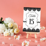 Numéro De Table Dentelle noire sur mariage blanc personnalisé<br><div class="desc">Créez des numéros de table personnalisés qui correspondent au style de votre mariage. Ces cartes sont prêtes à être customisées avec votre propre choix de numéro de table. Elles présentent mes illustrations en dentelle noire, dressées contre un arrière - plan blanc au look imitation courbée et un cadre blanc et...</div>