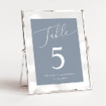 Numéro De Table Dusty Blue Minimal Mariage<br><div class="desc">Numéro de table de mariage minimal et élégant avec texte de script moderne qui dit "Table" en haut sur un arrière - plan bleu poussiéreux.</div>