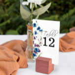 Numéro De Table Dusty Royal Blue Purple Bloom Floral Numéro de tab<br><div class="desc">Élégante carte de numéro de table mariage moderne et élégante,  elle présente un feuillage de fleurs sauvages poussiéreuses,  bleues royales,  pourpres et de feuillage d'eucalyptus.</div>