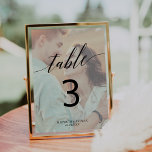 Numéro De Table Élégante calligraphie | Numéro de la table de phot<br><div class="desc">Cette élégante carte de numéro de table de photo estampillée calligraphie est parfaite pour un simple mariage. Le design neutre présente une typographie romantique et fantaisiste avec deux de vos photos, une sur le devant et une sur le dos. La carte s'imprime à l'avant et à l'arrière (double face). Ajoutez...</div>