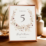 Numéro De Table Fleur sauvage de Cuivre Bourgogne | Numéro de tabl<br><div class="desc">Ce fleur sauvage en cuivre bordeaux | numéro de table beige est parfait pour votre classique rouille boho rustique, blanc, marsala mariage. Le design présente une couronne bohème ou un bouquet de fleurs sauvages d'aquarelle moderne violet, rouge, gris et rose vif, ainsi que des oranges brûlées et de la verdure...</div>
