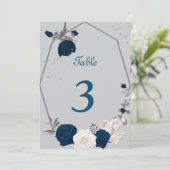 numéro de table fleurs bleu marine et blanc (Debout devant)