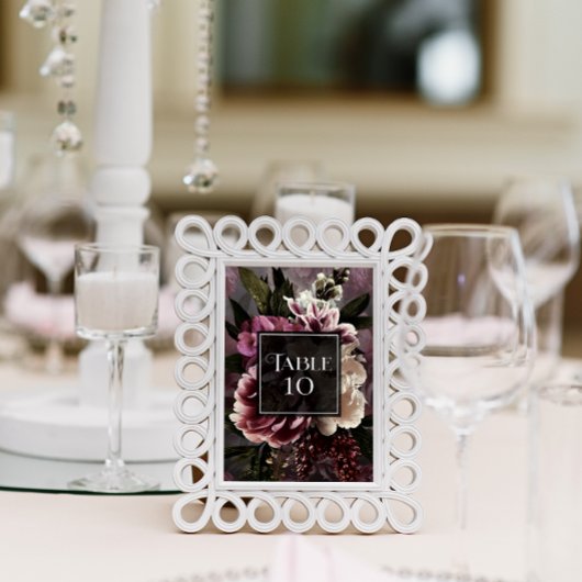 Numéro De Table Floral foncé et humide