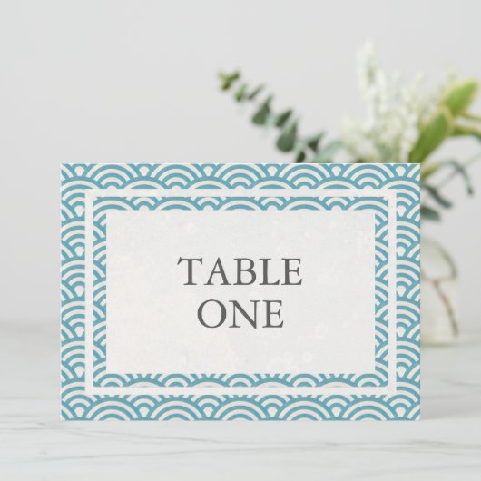 Numéro de table grand format avec vagues stylisées (Debout devant)