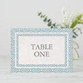 Numéro de table grand format avec vagues stylisées (Debout devant)