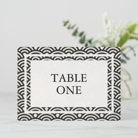 Numéro de table grand format avec vagues stylisées (Debout devant)