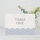 Numéro de table grand format avec vagues stylisées (Debout devant)