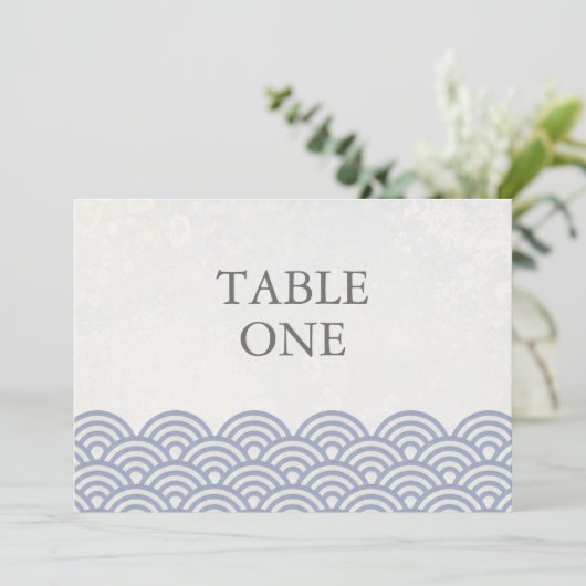 Numéro de table grand format avec vagues stylisées (Debout devant)