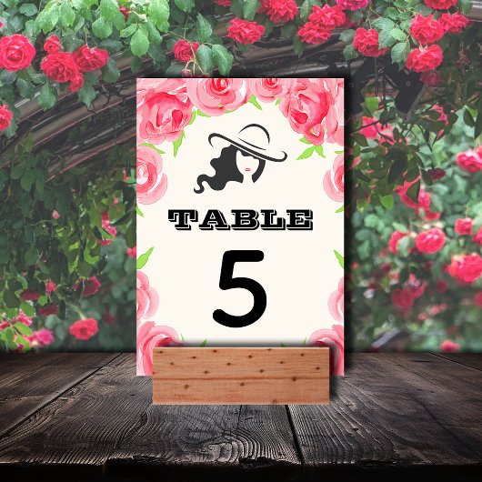 Numéro De Table La grande dame Casquette et le Derby Rose