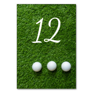 Numéro De Table Les balles de golf sont sur l'herbe verte