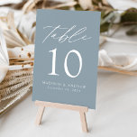 Numéro De Table Mariage bleu foncé moderne<br><div class="desc">Cartes de numéro de table mariage tendance et minimaliste avec lettrage moderne blanc avec "Table" dans un script de calligraphie moderne. Le design se compose d'un arrière - plan bleu poussiéreux ou d'une couleur de votre choix. Le dessin se répète à l'arrière. Pour commander les cartes de table : ajoutez...</div>