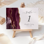 Numéro De Table Mariage Broussâtre d'or moderne Bourgogne<br><div class="desc">Cette élégante carte de numéro de table mariage moderne comporte une bordure d'aquarelle bordeaux ornée d'une parties scintillant en faux or. Le texte personnalisable combine écriture manuscrite gris fusain,  et polices italique et cuivre sur un arrière - plan rose vif.</div>