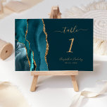 Numéro De Table Mariage d'âge bleu foncé Turquoise or<br><div class="desc">Le bord gauche de cette élégante carte de numéro de table mariage moderne comporte une bordure turquoise en aquarelle bleue,  ornée d'une parties scintillant en faux or. Le texte personnalisable combine écriture manuscrite couleur or,  italique et polices de cuivre sur un arrière - plan turquoise foncé.</div>