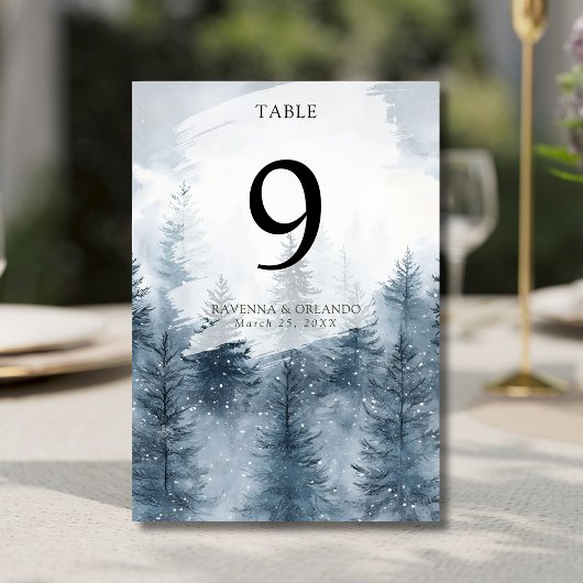 Numéro De Table Mariage de forêt de pins enneigée sous le brouilla