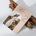 Numéro De Table Mariage de script blanc pâle | Elégant Arc Photo<br><div class="desc">Apportez une touche douce et romantique à votre réception de mariage avec cette carte de numéro de table en arc de cercle pâle. Doté d'un texte élégant et d'une photo optionnelle en forme d'arc, ce design minimaliste est parfait pour les mariages modernes, neutres, boho ou blush. Idéal pour les couples...</div>
