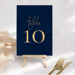 Numéro De Table Mariage de script bleu or Classy Navy<br><div class="desc">Classy Navy Blue Gold Script Mariage Table est défini dans un script de style manuscrit et votre numéro de table en dessous. Personnalisez facilement le numéro. La même conception est de l'autre côté et sera mise à jour simultanément lorsque vous faites votre changement au numéro. Ajoutez à votre panier séparément...</div>