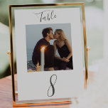 Numéro De Table Mariage de script manuscrit moderne photo<br><div class="desc">Un élégant script de calligraphie écrit à la main en noir avec photo en fait un excellent ajout et de garder saké à votre table mariage. Personnalisez facilement votre photo et votre numéro de choix.</div>