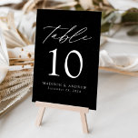 Numéro De Table Mariage d'élégance moderne à spectre noir et blanc<br><div class="desc">Cartes de numéro de table mariage tendance et minimaliste avec lettrage moderne blanc avec "Table" dans un script de calligraphie moderne. Le design est composé d'un arrière - plan noir avec des taches blanches subtiles. Le dessin se répète à l'arrière. Pour commander les cartes de table : ajoutez votre nom,...</div>