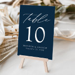 Numéro De Table Mariage d'élégance moderne de la marine<br><div class="desc">Cartes de numéro de table mariage tendance et minimaliste avec lettrage moderne blanc avec "Table" dans un script de calligraphie moderne. Le design comprend un arrière - plan de marine ou la couleur de votre choix. Le dessin se répète à l'arrière. Pour commander les cartes de table : ajoutez votre...</div>