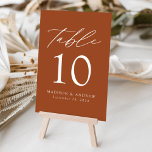 Numéro De Table Mariage d'élégance moderne en terre cuite<br><div class="desc">Cartes de numéro de table mariage tendance et minimaliste avec lettrage moderne blanc avec "Table" dans un script de calligraphie moderne. Le design est composé d'un arrière - plan en terre cuite ou de la couleur de votre choix. Le dessin se répète à l'arrière. Pour commander les cartes de table...</div>