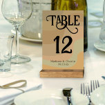 Numéro De Table Mariage des tourbillons rétro de la Terre<br><div class="desc">Faites en sorte que vos invités trouvent facilement leurs tables avec ces cartes de numéro de table tourbillonnantes rétro amusantes. Le design est composé d'un arrière - plan de stipes tourbillonnantes dans des tons neutres de terre, dont le bronze, le taupe et le vert sauge. Le lettrage est fait dans...</div>