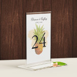 Numéro De Table Mariage d'été de l'île aux ananas<br><div class="desc">Mariage d'été de l'île aux ananas moderne et élégant - facile à customiser et conçu pour compléter votre aventure côtière sur le thème. Pour personnaliser davantage, cliquez sur le lien "customiser plus loin" et utilisez l'outil de conception pour modifier la conception. Si vous préférez du papier plus épais ou une...</div>