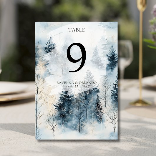 Numéro De Table Mariage en forêt de pins enneigée dans le brouilla
