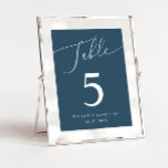 Numéro De Table Mariage minimal turquoise<br><div class="desc">Numéro de table de mariage minimal et élégant avec texte de script moderne qui dit "Table" en haut sur un arrière - plan turquoise.</div>