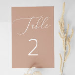 Numéro De Table Mariage minimaliste beige à pâte délicate<br><div class="desc">Cette élégante carte de numéro de table de mariage présente un arrière - plan beige pêche doux et muet, accentué par un délicat script blanc et une numérotation propre. Le ton rose doux lui donne une allure romantique et moderne, idéale pour le printemps ou le mariage de automne, les palettes...</div>
