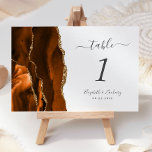 Numéro De Table Mariage moderne Burnt Orange Gold Agate<br><div class="desc">Le bord gauche de cette élégante carte de numéro de table mariage moderne comporte une bordure d'aquarelle orange brûlée,  recouverte d'une parties scintillant en faux or. Le texte personnalisable combine écriture manuscrite gris fusain,  italique et polices cuivre sur un arrière - plan blanc.</div>