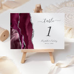 Numéro De Table Mariage moderne d'âge d'argent en Bourgogne<br><div class="desc">Le bord gauche de cette élégante carte de numéro de table mariage moderne comporte une bordure d'aquarelle bordeaux et ornée d'une parties scintillant en faux argent. Le texte personnalisable combine écriture manuscrite gris fusain,  italique et polices cuivre sur un arrière - plan blanc.</div>
