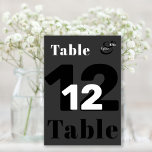 Numéro De Table Mariage moderne design noir et blanc<br><div class="desc">Typographie audacieuse tendance mariée et noms de mariés simple script minimaliste noir et blanc personnalisé mariage carte de numéro de table sombre. Convient aux mariages contemporains de style décontracté. Veuillez noter que vous devez personnaliser et ajouter dans le panier chaque carte numérique de tableau UN PAR UN (pour le tableau...</div>