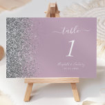 Numéro De Table Mariage moderne Dusty Purple Silver Parties scinti<br><div class="desc">Le bord gauche de ce numéro de table mariage moderne élégant présente un faux design de parties scintillant argenté. Le texte personnalisable combine écriture blanche,  copperplate et polices italiques sur un arrière - plan pourpre lavande poussiéreux.</div>