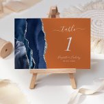 Numéro De Table Mariage orange brûlé bleu marine<br><div class="desc">Le bord gauche de cette élégante carte de numéro de table mariage moderne comporte une bordure marine d'aquarelle bleu ornée d'une parties scintillant en faux argent. Le texte personnalisable combine écriture gris argent,  italique et polices de cuivre sur un arrière - plan orange brûlé.</div>