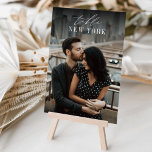 Numéro De Table Mariage Voyage Destination Photo & Nom<br><div class="desc">Ajoutez une touche de finition spéciale à vos tables d'accueil de mariage avec ces cartes de nom de table photo personnalisées. Nommez chaque table après une destination de voyage mémorable et ajoutez une photo et le nom de la destination. Votre photo apparaît en fond saigné avec le nom de l'emplacement...</div>