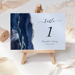Numéro De Table Marine Blue Silver Agate Pastel Mariage<br><div class="desc">Le bord gauche de cette élégante carte de numéro de table mariage moderne comporte une bordure marine d'aquarelle bleu ornée d'une parties scintillant en faux argent. Le texte personnalisable combine écriture marine bleue,  italique et cuivre sur un arrière - plan bleu pastel.</div>