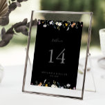 Numéro De Table Multicolor sauvage noir Mariage<br><div class="desc">Ce numéro de table de mariage noir multicolore sauvage est parfait pour un mariage rustique. Le design est composé de fleurs élégantes rose aquarelle, rousse, violette, marine et blanche avec des feuilles vert émeraude dans un arrière - plan foncé. Il s'agit d'un numéro de table recto-verso. Ajoutez chaque numéro de...</div>